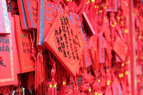 不少家長在為孩子起名時，十分慎重地選擇八字起名法，期望借分析八字來洞察不足，從名字里予以彌補與調理，以此優化孩子命理。不過，八字起名繁雜且需謹慎操作。鑒于多數家長對八字命理缺乏了解，常不知其中關鍵。只有明晰八字起名注意事項，才能讓名字更貼合命理，助力運勢提升。  找出喜用神  喜用神，是八字中對孩子最為有利的五行。起名時，挑選與之相符的字，能夠增強孩子運勢，調和命局，讓名字與孩子命理相得益彰，發揮積極作用。而忌神，通常是對孩子有害，或會破壞用神的五行。起名要避開忌神相關字，否則可能加重命局不利，給孩子帶來負面影響。  避免缺啥補啥  部分孩子八字存在五行缺失，不少家長誤以為八字起名，就是缺啥五行就在名字里補啥。但這其實是錯誤認知。真正的八字起名，應以八字喜用神為依據。要是所缺五行恰是忌神，也就是對孩子命局有害的五行，此時按缺啥補啥來起名，反倒會給孩子帶來不利影響。  避免過度信任五格起名  五格起名法與八字起名法截然不同。五格起名法基礎理論源自日本，后與部分傳統易學原理結合，成為一種姓名分析方法。它誕生時間不長，且文化背景有別，和八字起名毫無關聯。因其方法簡單，被不少不懂八字起名的家長推崇，然而，這種起名理論實則存在諸多誤區與缺陷。  音韻與字義的選擇  在通過八字起名時，不能僅著眼于命理五行。雖說八字起名以命理為重要依據，但倘若過于偏重命理，而忽視其他方面，也難起出好名字。名字的音韻美同樣關鍵，要做到和諧悅耳。同時，字形應追求簡潔、易寫，這樣的名字才更具實用性與美感。